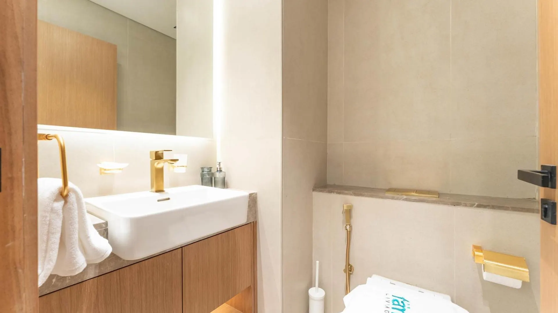 Fam Living Minimalist 1Br Gem In Binghatti Amber Dubai